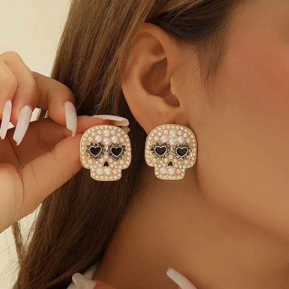 NWT Skull Stud Earrings - Picture 3 of 4